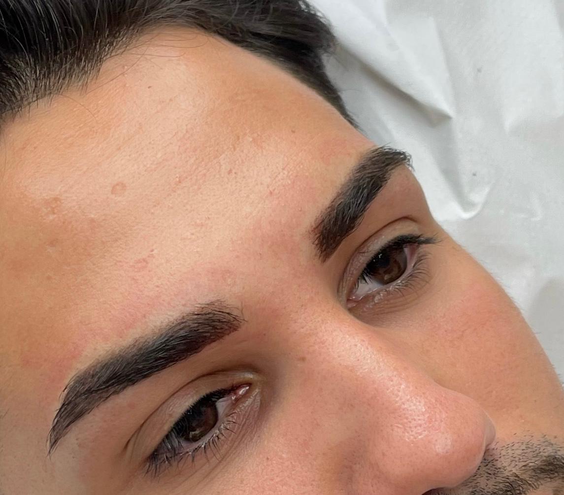 Cejas con técnica híbrida de micropigmentación