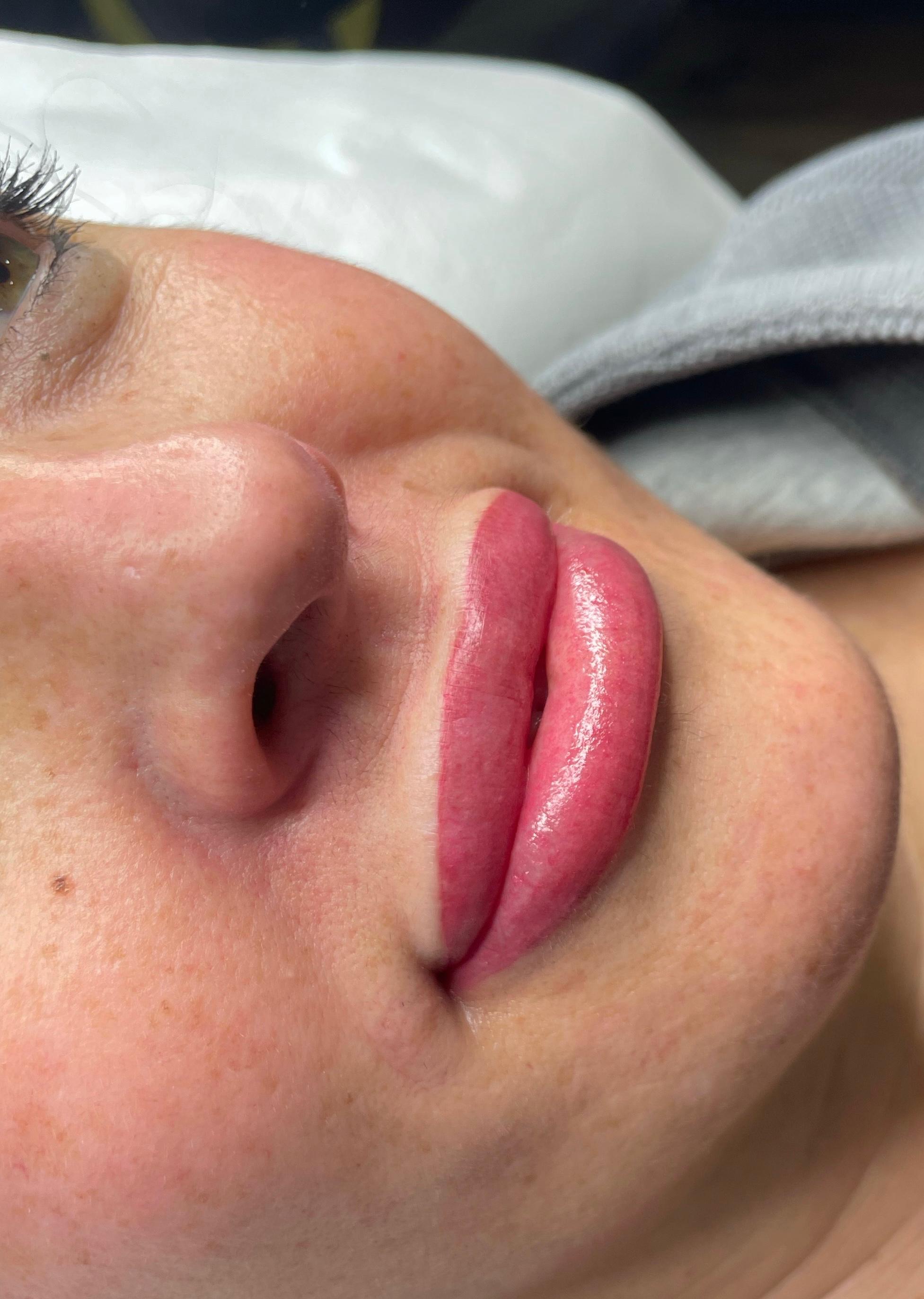 Micropigmentación de labios efecto lip blush