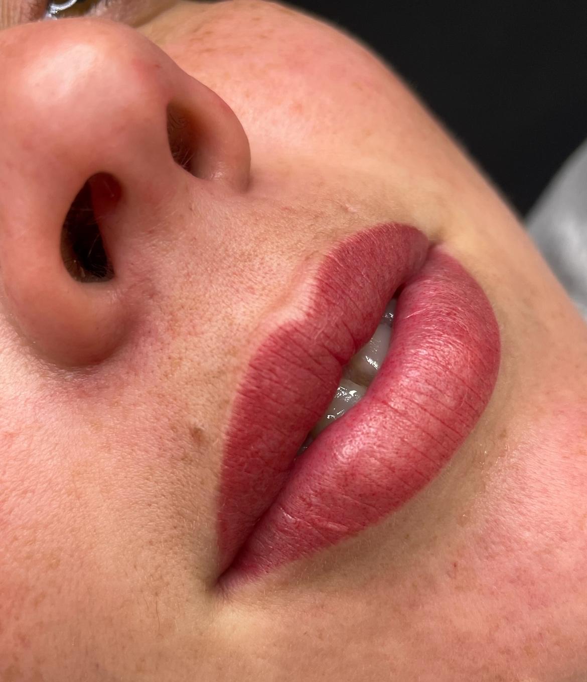 Labios definidos con micropigmentación acuarela
