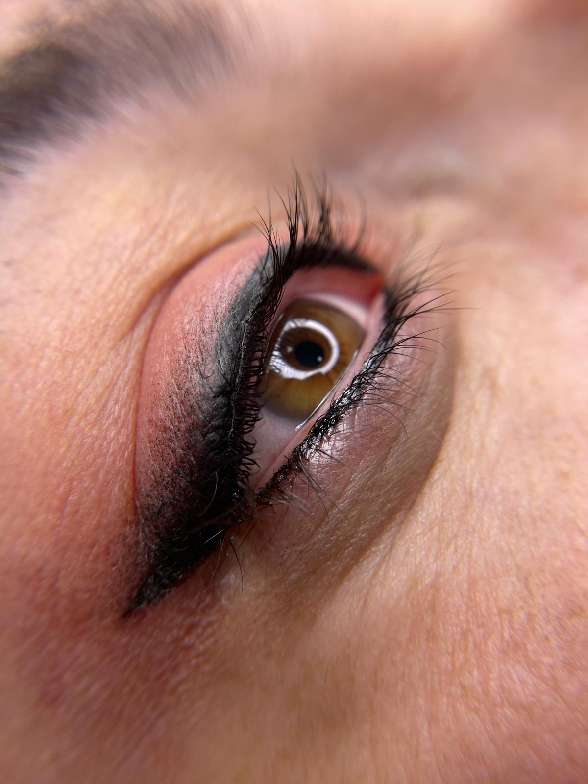 Eyeliner sutil con micropigmentación de ojos